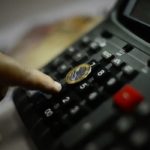 Inflação de fevereiro sobe 0,70% e educação lidera pressão nos preços no Brasil